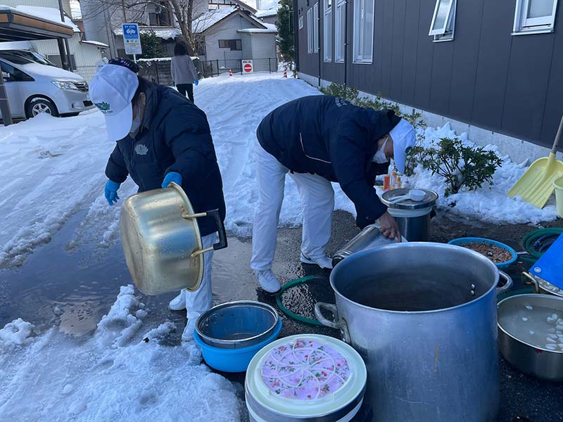 慈濟日本分會從1月13日起持續在日本能登半島重災區進行熱食發放。面對嚴寒的風雪，志工克服困難送上熱食。圖／慈濟基金會提供