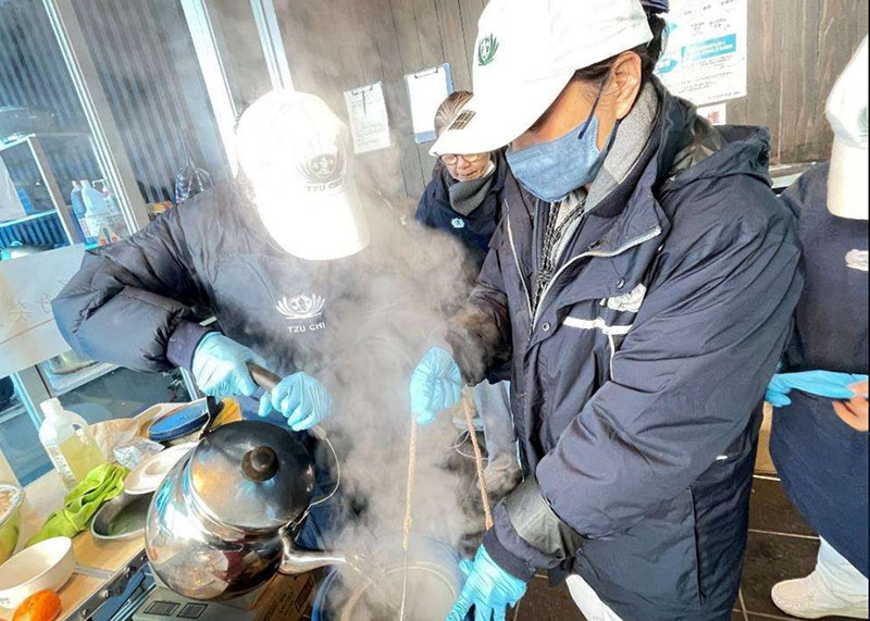 慈濟日本分會從1月13日起持續在日本能登半島重災區進行熱食發放。面對嚴寒的風雪，志工克服困難送上熱食。圖／慈濟基金會提供