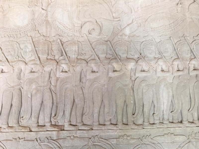 四面長廊的石牆上刻了整排的雕刻，敘述著當年吳哥王朝聖世，可歌可泣的歷史故事。(楊正寬)