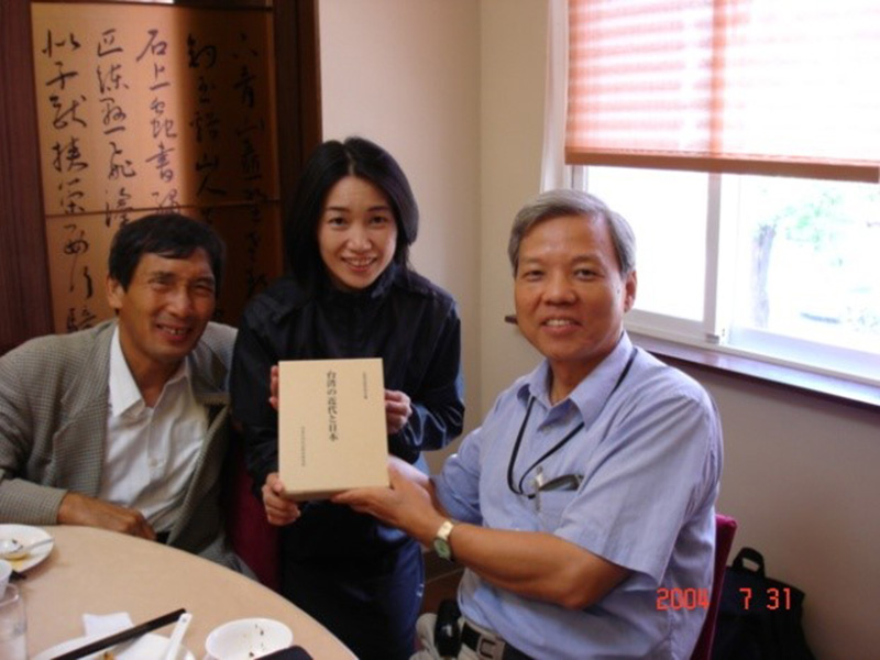 7/31行前檜山幸夫教授(左)送《台灣の近代と日本》大作給我參考。圖／楊正寬