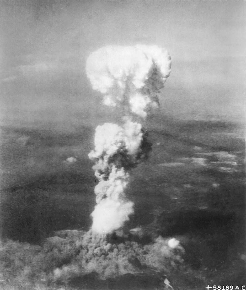 原子彈產生巨大的蕈狀雲(維基百科)及保留震後的斷垣殘壁。圖／楊正寬