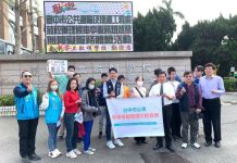 用手機攔公車 中市啟明學校體驗候車亭無障礙版 用手機攔公車 中市啟明學校體驗候車亭無障礙版