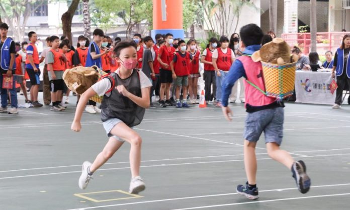 畢業挑戰原住民運動 新北集美丹鳳師生扛著山豬跑 畢業挑戰原住民運動 新北集美丹鳳師生扛著山豬跑
