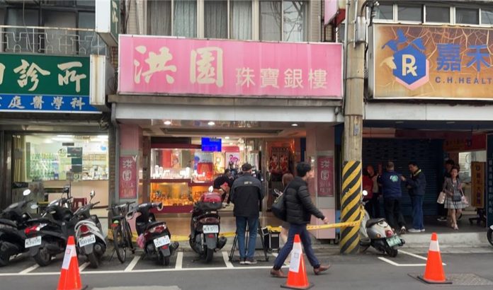 快訊／北投銀樓傳搶案 男搶金項鍊逃追緝中