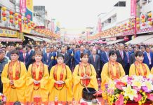 大甲媽古制祝壽大典上萬信徒跪拜 祈願國泰民安 大甲媽古制祝壽大典上萬信徒跪拜 祈願國泰民安