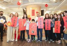 國臺雙語春聯「吉龍舞春」 祝福新北市民2024龍舞吉 獨家報導 記者康晴芳/新北報導 迎接2024年龍年到來,新北市長侯友宜今(22)日發布新出爐的「吉龍舞春」春聯,希望「吉龍舞春」春聯書法字所散發的氣勢與靈動,讓大家龍年順利豐收、平安幸福。自元月22日起,市府1樓西側服務台開放民眾索取春聯,29個區公所也可以前往索取。 「吉龍舞春」是一款創意的國臺語雙語春聯,國語的吉龍舞春,以吉龍在春天舞動,象徵萬物復甦、經濟蓬勃發展,期許龍年順利豐收、富足有餘。而吉龍舞春的台語諧音就是「錢都有餘」,龍年財運暢旺,賺大錢也能存到錢。最特別的是,吉龍舞春還是自由式春聯,吉龍舞春(錢都有餘)、龍舞春吉(都有餘錢)、龍舞春(事事都有餘)、龍舞吉(都有錢),可以選擇自己喜歡的順序來念,不同念法各有不同涵義。 「吉龍舞春」由新北青年書法家楊崇廉與設計師王景民合作創作。書法的「龍」字,連筆矯捷連貫,率意且圓潤飽滿的線條、具象的龍角與龍鬚,強化了龍的意象,讓設計與書法展現協調的搭配與呼應,期許2024龍年是充滿活力且共榮共好的一年。 龍年福袋設計以簡潔流暢的線條描繪龍的形象,並將吉字與龍首結合突顯吉龍的意涵,龍角的型態也有如雙手向上,象徵獻上祝福與收穫滿滿。內卡正面是英挺飛舞的吉龍用龍爪抓著十元硬幣,祝福大家龍年財運暢旺,順利豐收。另一面有活力舞動的吉龍和書法吉龍舞春相呼應,祝福大家龍年富足有餘、龍舞幸福。 慶祝2024甲辰龍年,市府將行政大樓大廳打造成「幸福龍給你」主題拍照景點,布置兼顧環保循環再利用的設計理念,把沙發椅拼湊成龍身,背鰭製作成抱枕和靠墊,雙龍(台語音近祥龍)騰雲交錯,如同新年舞龍的慶典活動,祈求新北風調雨順、國泰民安。春節過後,沙發椅、抱枕和靠墊將捐給本府幼兒園繼續使用,減少一次性布置的浪費,達到本府推動永續之目標。1月22日至2月24日,歡迎民眾前來拍照、打卡、過新春。