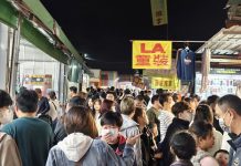 紅髮艾德搭黃色小鴨熱潮 高雄夜市人潮客滿至深夜 紅髮艾德搭黃色小鴨熱潮 高雄夜市人潮客滿至深夜