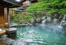 新加坡大使館官員涉嫌浴場偷拍 靠外交豁免權拒查 (圖/示意圖)