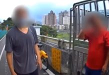 老翁自行車自摔 警暖心協助救援 (圖/臺北市政府警察局)