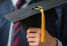 警畢業致詞突舉牌宣導識詐 全場驚呼