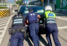 路口車拋錨 警合力推車解危機 (圖/警政署)