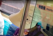 北捷女性乘客 遭兩位老人硬逼讓座 (圖/翻攝youtube)