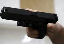 路上男子「包包鼓鼓的」遭警攔查竟藏有私槍 (圖/示意圖)