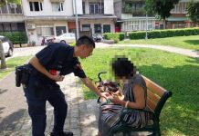 八旬老嫗迷途又中暑 警伸援手 (圖/警政署)