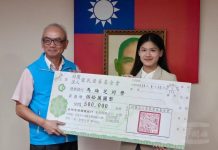 榮民榮眷基金會贈補助金 鼓勵子女努力向學 (圖/國防部)