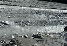 花蓮吉普車渡溪遭沖走 上午10點半尋獲2歲童遺體 (圖/翻攝fb)