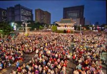 要和平、不要戰爭 中國國花黨動員3萬民眾群聚凱道力挺兩岸和平 中國國花黨15日舉行「中華民國推動兩岸和平大會」,3萬民眾群聚凱道相挺。(獨家報導提供)