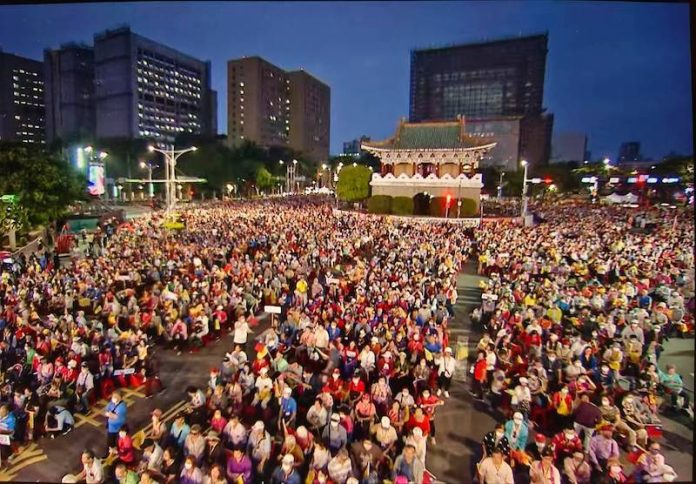 中國國花黨15日舉行「中華民國推動兩岸和平大會」，3萬民眾群聚凱道相挺。(獨家報導提供)