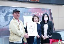 無情大火有情人 邱于軒追究吳健成冤案火災鑑定違失 邱于軒議員在高雄市議會親接火災受害當事人吳健成陳情書。攝影/林晟威、張凱鈞