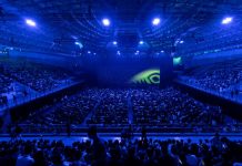 黃仁勳讚揚台灣無名英雄 掌聲雷動 (圖/取自NVIDIA臉書)