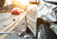 19歲男國道飆車撞休息站護欄 波及7輛車 (圖/示意圖)