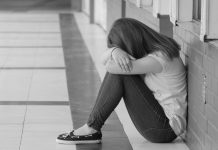 被霸凌15年後復仇 女子痛毆男同學並威脅