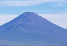 中國夫妻在富士山打起來 對話內容太炸裂! (圖/今日の富士山fb)