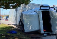 台62快速道路貨車失控翻覆 1孕婦受困 (圖/示意圖)