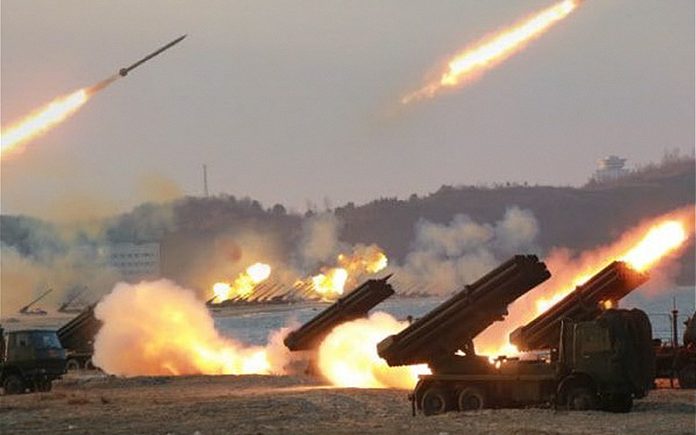 北韓進行火箭炮試射演習。（朝中社）