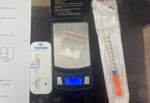 男子掉毒慌急吞 警速逮催吐救命 (圖/ 警政署)