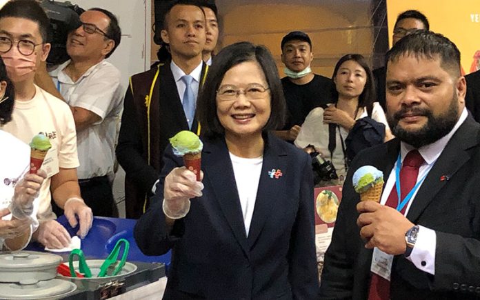 蔡英文與諾魯總統大吃香菜冰淇淋 (圖／張英傑攝)