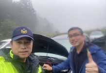 汽車沒電求助 暖警提電壩救援 (圖/ 警政署)