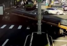 曳引車載長鋼筋迴轉失誤 刮停等車肇事 (圖/翻攝youtube)