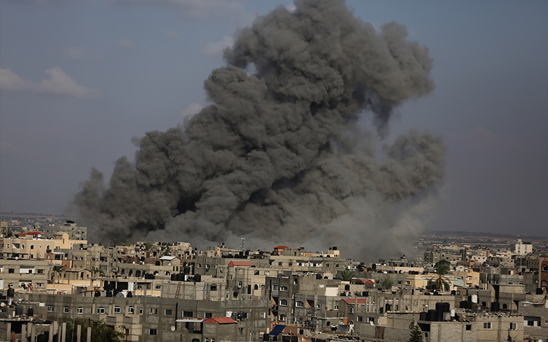 加薩一帶11日在以色列的空襲後，南部城市拉法升起濃煙。圖/取自新華社