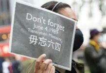 燭光悼念64晚會中使館抗議 悼念亡魂全球滿地迸發