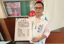 36萬陸配搶60名額 新住民孝親權被剝奪 桃園第三選區新黨立委參選人游智彬上周前往立院抗議新住民「孝親權」被剝奪,並要求各黨簽署修法承諾書。圖/新黨提供