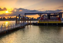 賞藍色水路燈飾倒映水面 秋日漫步大稻埕逛商圈啖美食!