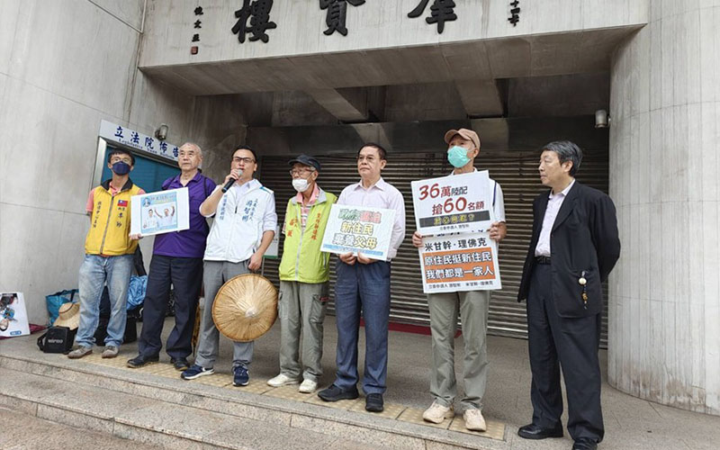 游智彬率新住民前往立院抗議新住民「孝親權」被剝奪。圖／新黨提供