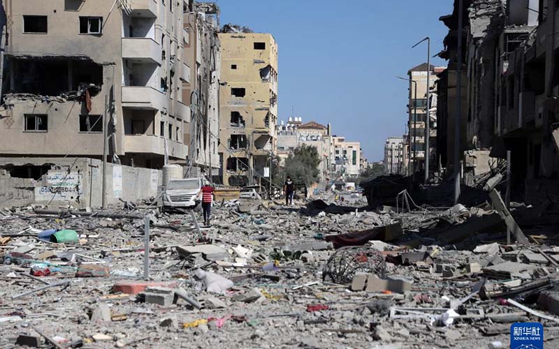 圖為加薩13日遭以色列空襲後，損毀建物的殘景。圖/取自新華社