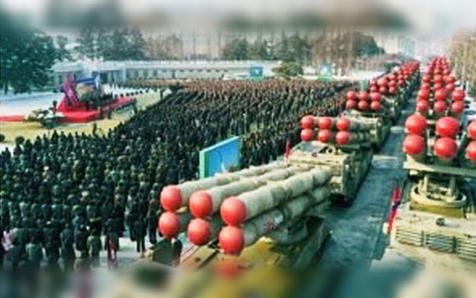 有消息指出俄羅斯向北韓尋求武器支援。圖為北韓 30 門大口徑火箭砲。（ 翻攝自朝中社）