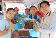 後疫振興展售台南優質水產 黃偉哲大力推銷府城草蝦