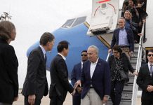 王毅:俄烏戰爭未停 中東硝煙又起,中美要發揮應有作用 美眾議院議長麥卡錫下台,參議院多數黨領袖舒默就率團訪華;對中立場鷹派的舒默訪華,北京一口允諾,但當舒默抵首站上海,機場沒鋪紅地毯,也無北京高官前往歡迎,但到北京卻與最高領導人會面,顯示北京捉摸立場的細膩。圖/搜狐網