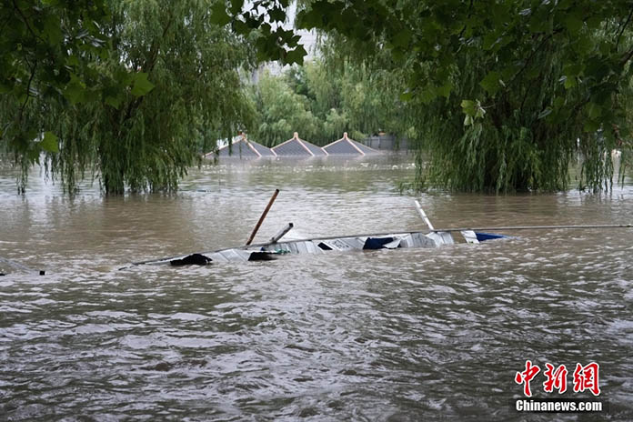 北京暴雨強襲，兩、三天就下了約兩年份的總降雨量，已造成11死27失蹤。圖／中新社
