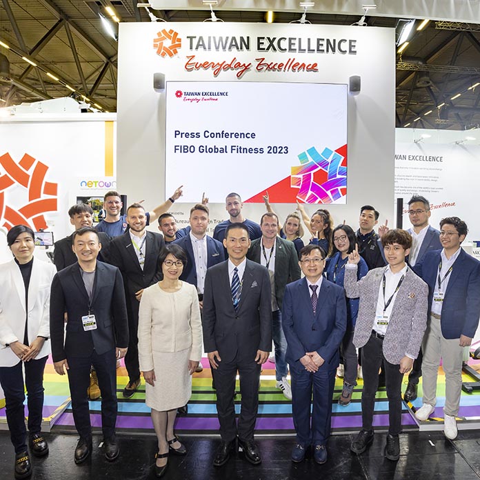 1. 我國駐法蘭克福辦事處經濟組組長洪敬庭(前排中間)、貿協行銷專案處副處長林少暉(前排左三)、杜賽道夫台灣貿易中心主任廖俊生(前排右三)與10家得獎企業代表於德國國際健身與康體博覽會(FIBO)台灣精品館發表會合影。(貿協提供)