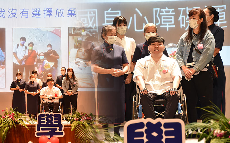 台南慈濟10月29日頒發新芽獎學金，陳柏元上台分享。(圖為慈濟基金會提供)
