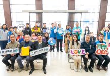 欣瀚科技攜手許議長贈16校、198名學生愛心T恤 高虹安感謝熱心公益 圖/新竹市政府提供