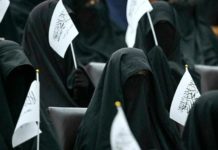 詭譎911喀布爾驚現數百罩袍蒙面女 集會遊行支持塔利班新政權