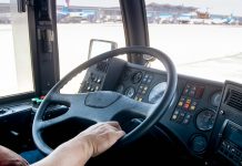 司機恍神連撞路邊7輛車,這下GG了! (圖/示意圖)