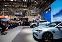 德國想對中國「去風險化」 貿易投資仍如膠似漆 圖為中國電動車龍頭比亞迪現身慕尼黑車展。圖/取自新華社