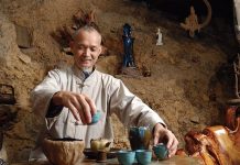 山壁為牆 房子嵌在半山腰 蔡忠南親手打造陶藝王國